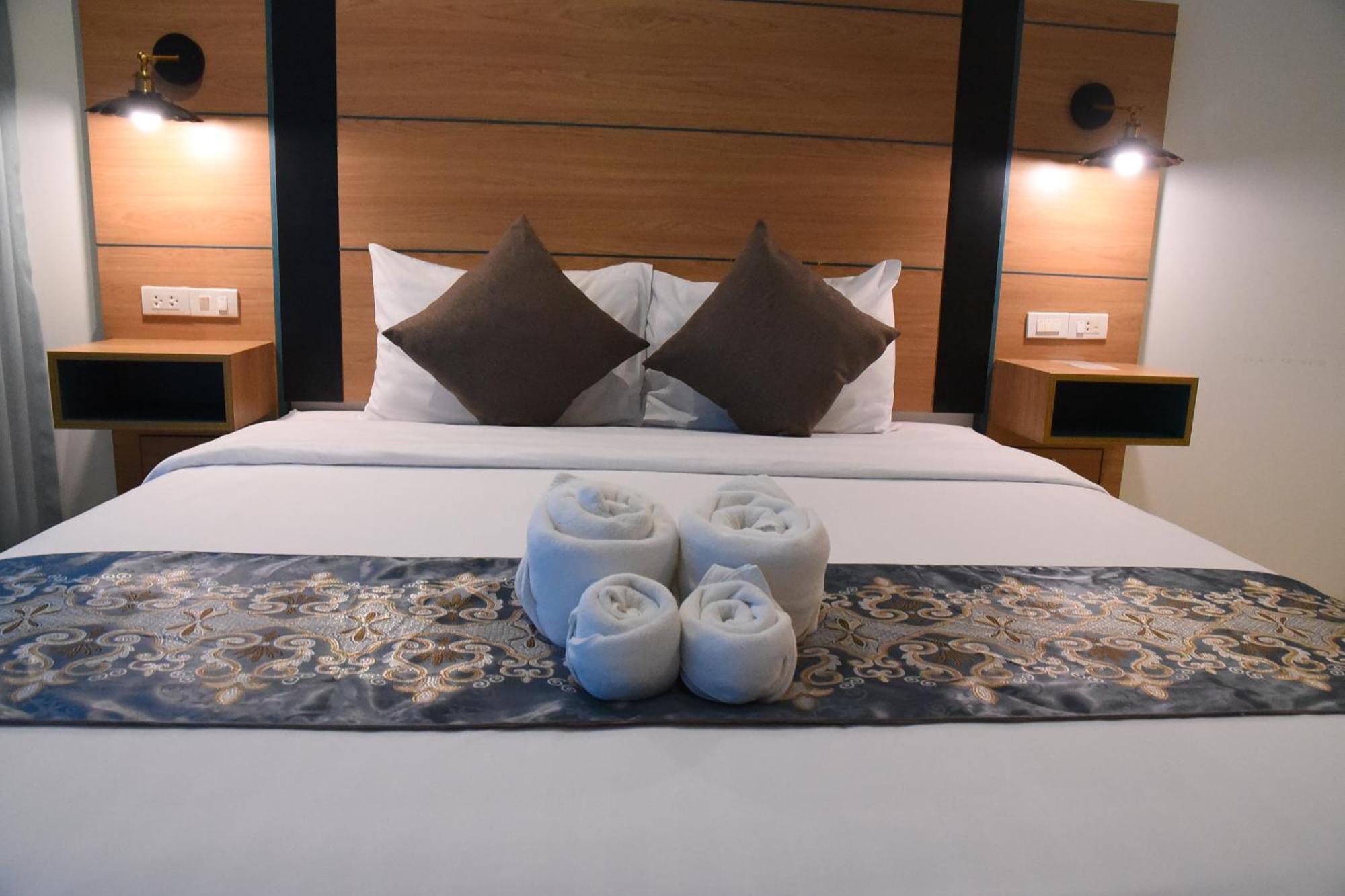 The Base Inn Pattaya Exterior photo