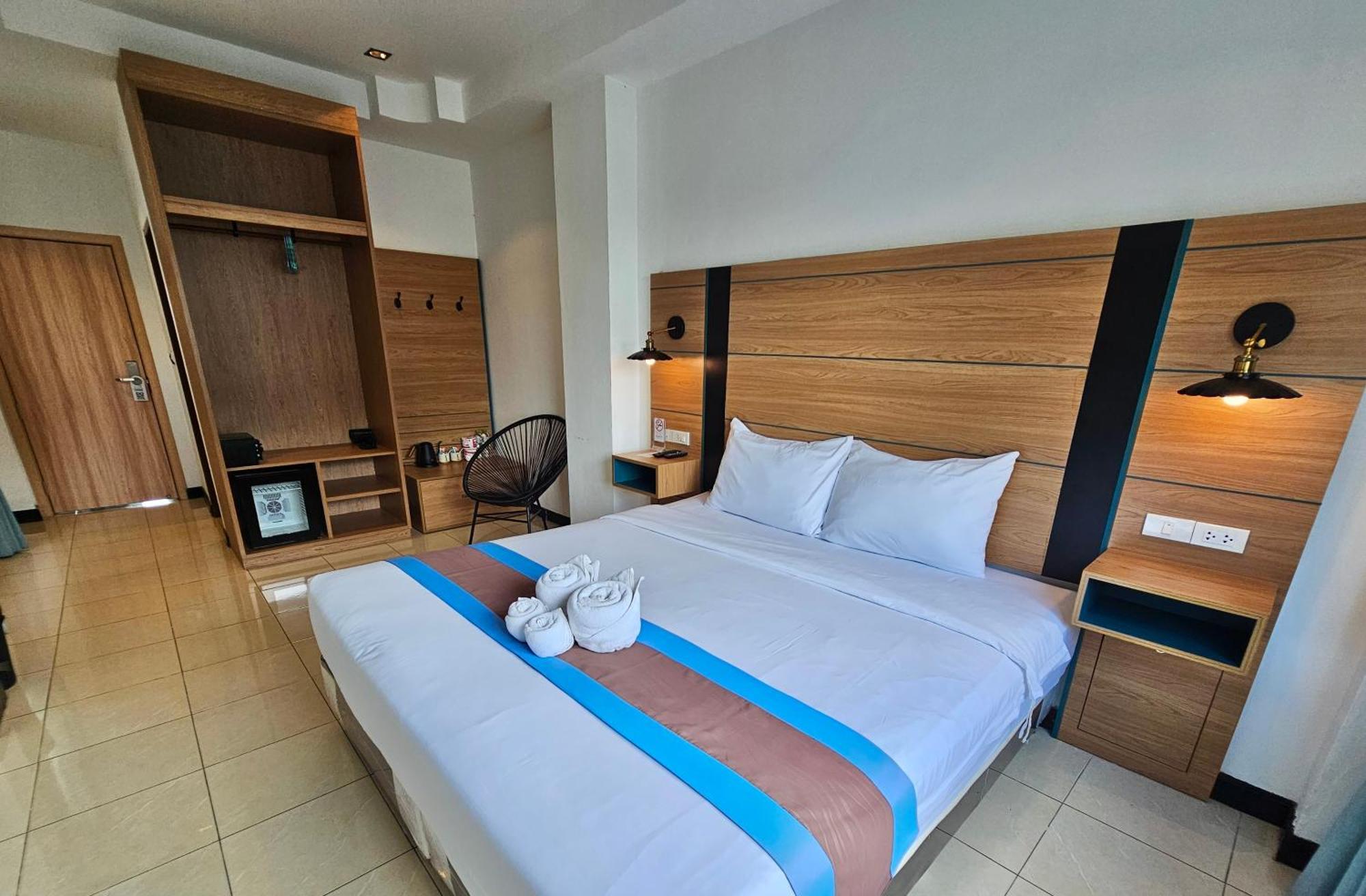 The Base Inn Pattaya Exterior photo