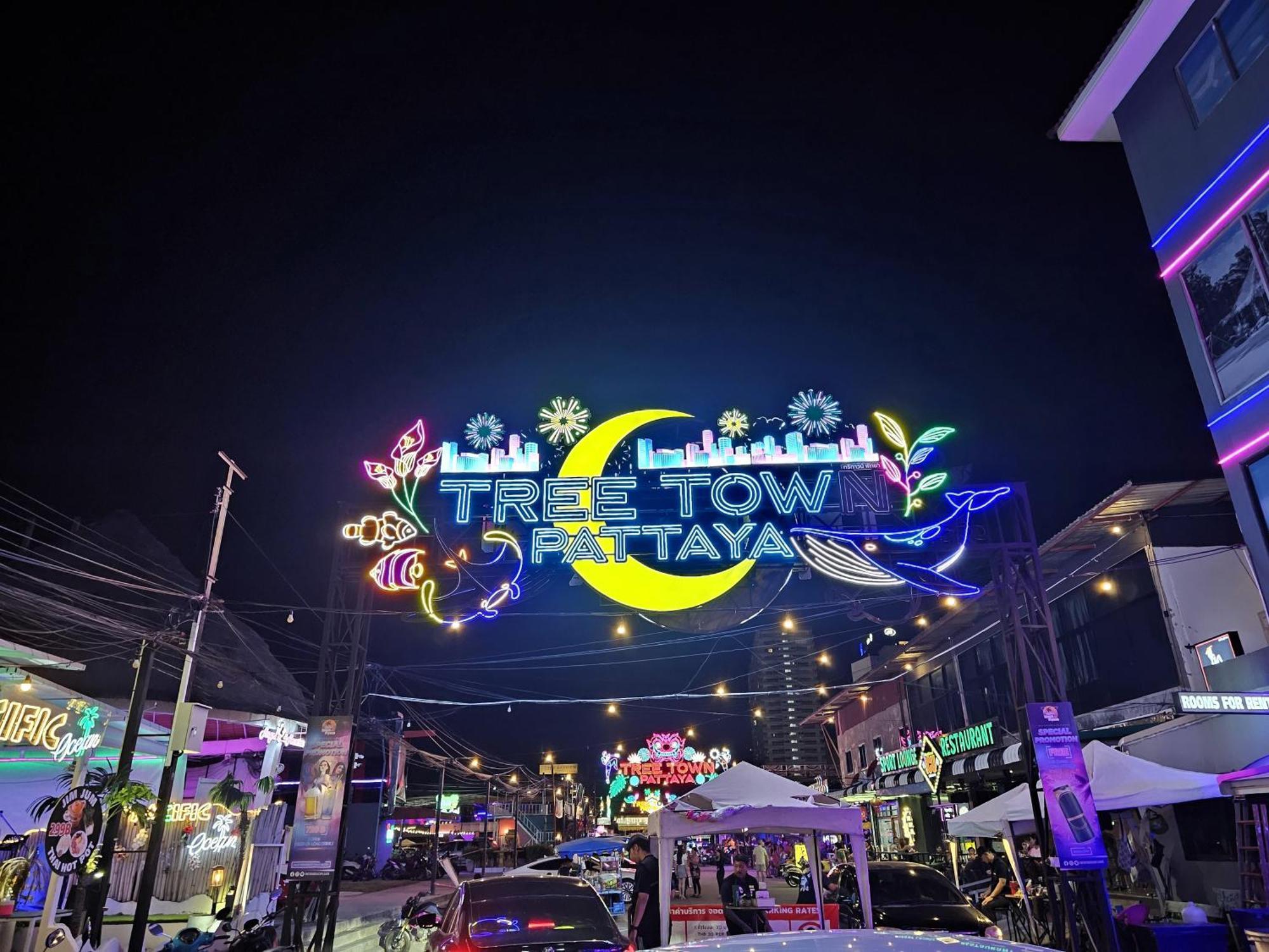 The Base Inn Pattaya Exterior photo