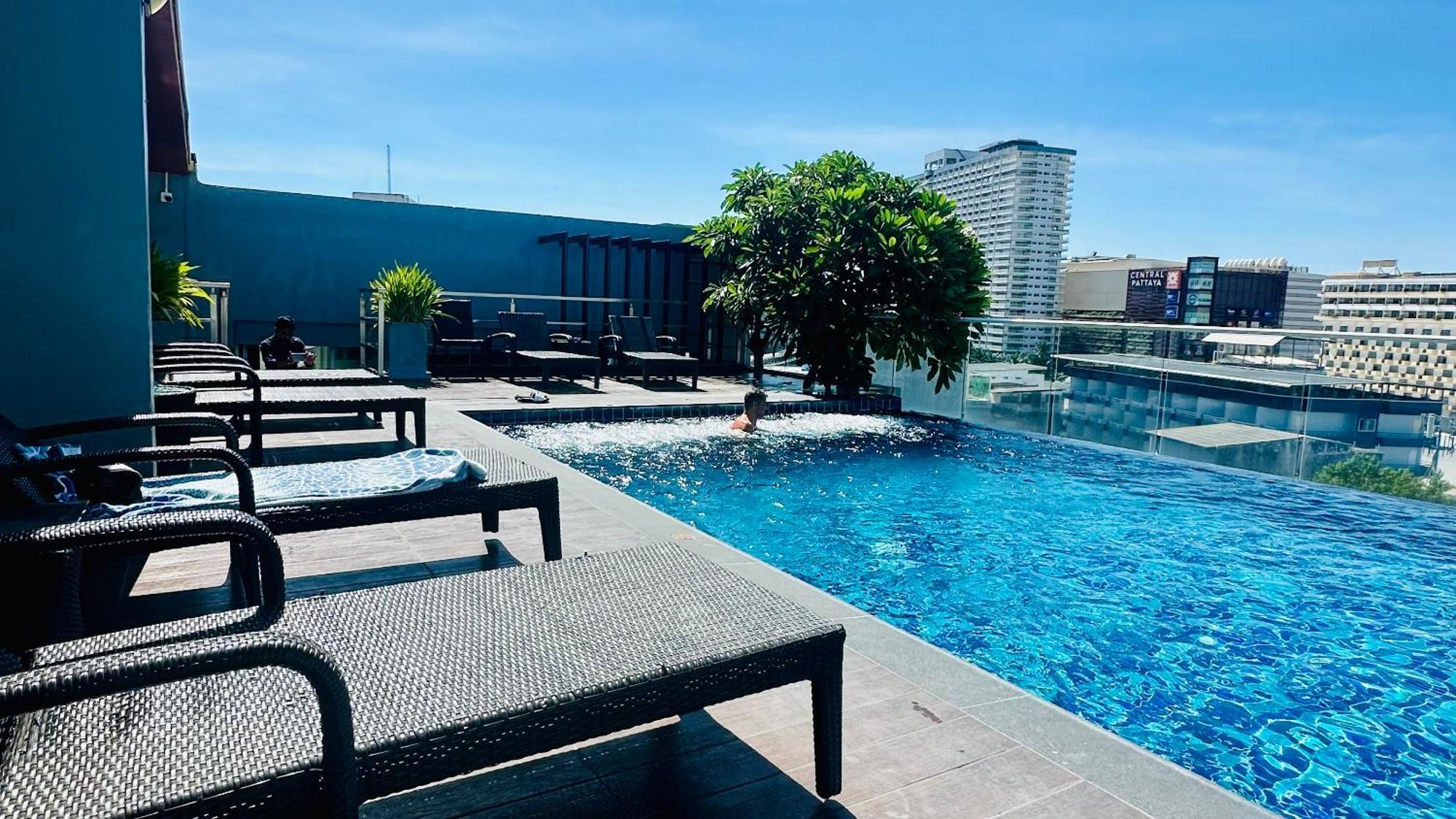 The Base Inn Pattaya Exterior photo