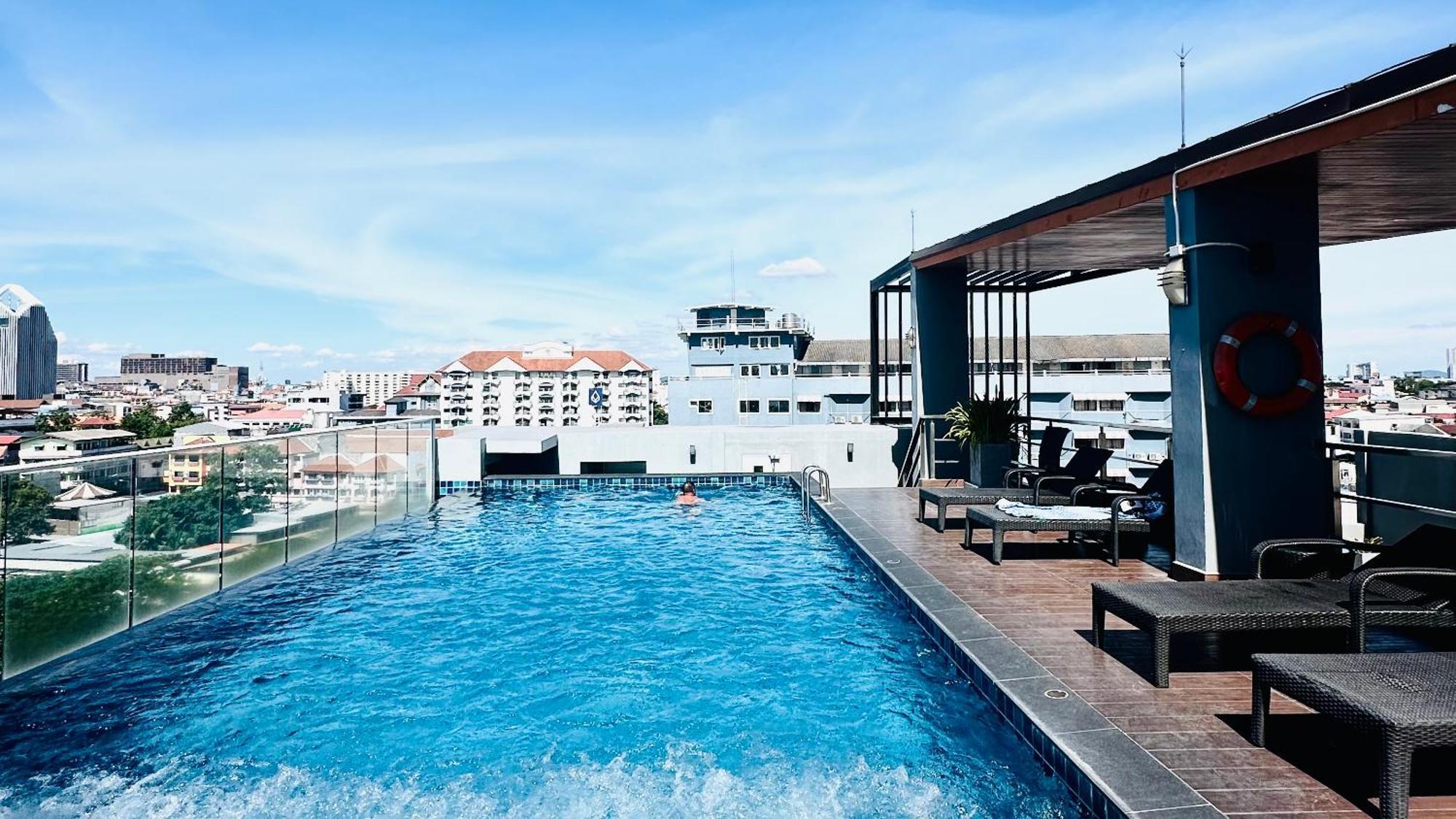 The Base Inn Pattaya Exterior photo